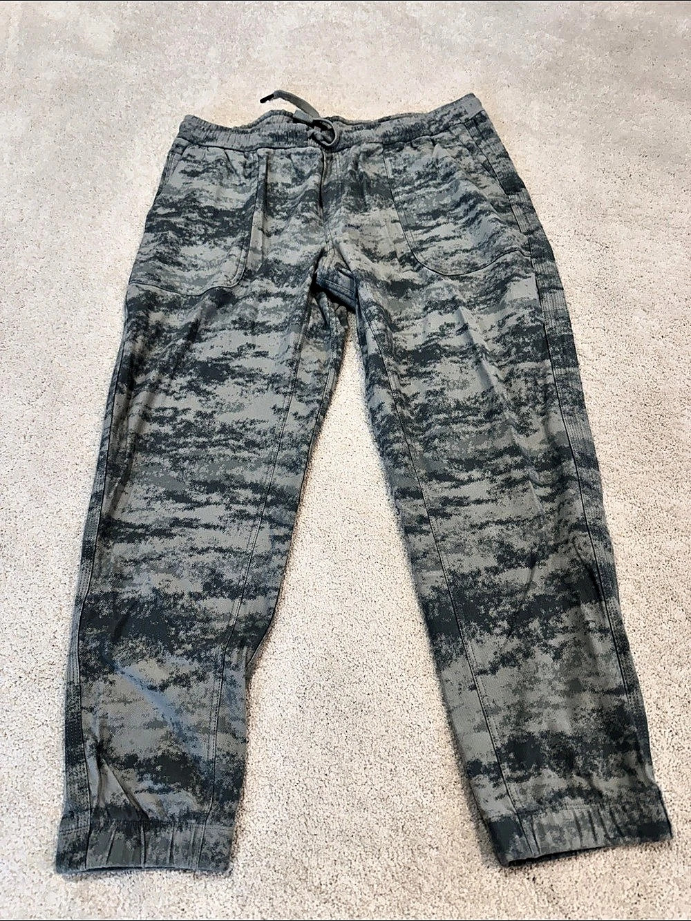 Athleta Abstract Print Jogger Pants in Gray Size Large